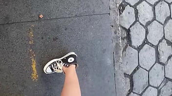 Vestido e sem calcinha na rua minha enteada safada fica me provocando