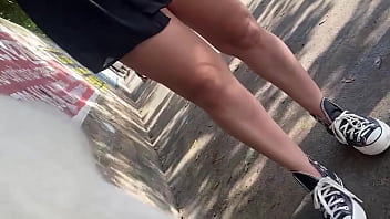 Vestido e sem calcinha na rua minha enteada safada fica me provocando