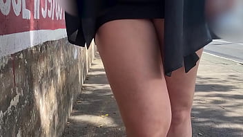 Vestido e sem calcinha na rua minha enteada safada fica me provocando