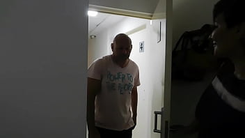 Me la saca del culo para acabarme en la garganta