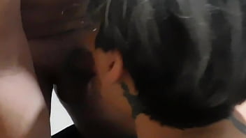 Me la saca del culo para acabarme en la garganta