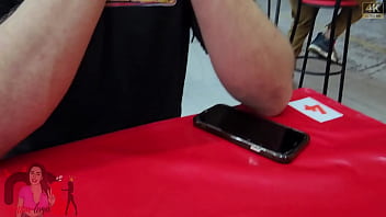 No pelo e na frente do marido corno casal sai para comer pastel chegando lá esposa fica com tesão e escolhe o macho para encher ela de leite