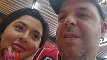 No pelo e na frente do marido corno casal sai para comer pastel chegando lá esposa fica com tesão e escolhe o macho para encher ela de leite