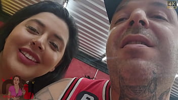 No pelo e na frente do marido corno casal sai para comer pastel chegando lá esposa fica com tesão e escolhe o macho para encher ela de leite