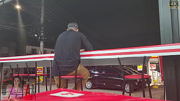 No pelo e na frente do marido corno casal sai para comer pastel chegando lá esposa fica com tesão e escolhe o macho para encher ela de leite