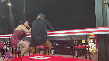 No pelo e na frente do marido corno casal sai para comer pastel chegando lá esposa fica com tesão e escolhe o macho para encher ela de leite No pelo e na frente do marido corno casal sai para comer pastel chegando lá esposa fica com tesão e escolhe o macho para encher ela de leite