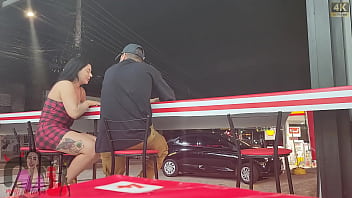 No pelo e na frente do marido corno casal sai para comer pastel chegando lá esposa fica com tesão e escolhe o macho para encher ela de leite