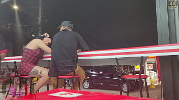 No pelo e na frente do marido corno casal sai para comer pastel chegando lá esposa fica com tesão e escolhe o macho para encher ela de leite