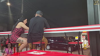 No pelo e na frente do marido corno casal sai para comer pastel chegando lá esposa fica com tesão e escolhe o macho para encher ela de leite