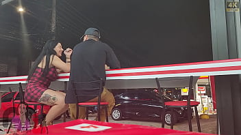 No pelo e na frente do marido corno casal sai para comer pastel chegando lá esposa fica com tesão e escolhe o macho para encher ela de leite No pelo e na frente do marido corno casal sai para comer pastel chegando lá esposa fica com tesão e escolhe o macho para encher ela de leite