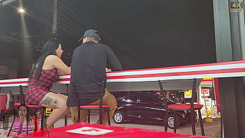 No pelo e na frente do marido corno casal sai para comer pastel chegando lá esposa fica com tesão e escolhe o macho para encher ela de leite