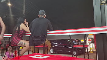 No pelo e na frente do marido corno casal sai para comer pastel chegando lá esposa fica com tesão e escolhe o macho para encher ela de leite No pelo e na frente do marido corno casal sai para comer pastel chegando lá esposa fica com tesão e escolhe o macho para encher ela de leite