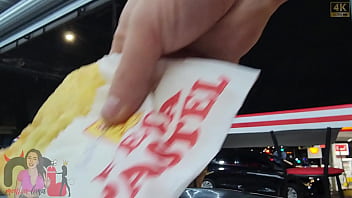 No pelo e na frente do marido corno casal sai para comer pastel chegando lá esposa fica com tesão e escolhe o macho para encher ela de leite No pelo e na frente do marido corno casal sai para comer pastel chegando lá esposa fica com tesão e escolhe o macho para encher ela de leite