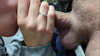 Nena joven amateur chupa polla en el ascensor publico le gusta mamar pene video completo en mi canal