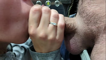 Nena joven amateur chupa polla en el ascensor publico le gusta mamar pene video completo en mi canal