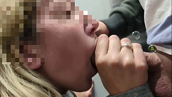 Nena joven amateur chupa polla en el ascensor publico le gusta mamar pene video completo en mi canal