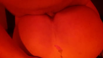 Casal assiste sexo ao vivo na cabine do swing