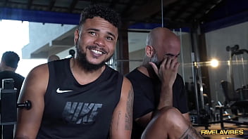 Na casa das proibidas a mila hot puxou o treino e deu gostoso na academia do fv para dois brutos mila hot felipe costa erick frei