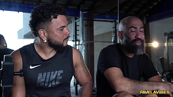 Na casa das proibidas a mila hot puxou o treino e deu gostoso na academia do fv para dois brutos mila hot felipe costa erick frei