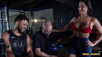 Na casa das proibidas a mila hot puxou o treino e deu gostoso na academia do fv para dois brutos mila hot felipe costa erick frei