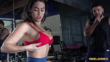 Na casa das proibidas a mila hot puxou o treino e deu gostoso na academia do fv para dois brutos mila hot felipe costa erick frei
