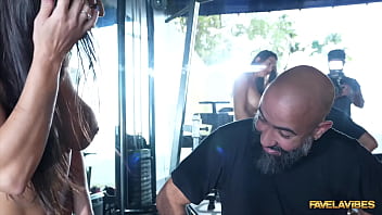 Na casa das proibidas a mila hot puxou o treino e deu gostoso na academia do fv para dois brutos mila hot felipe costa erick frei