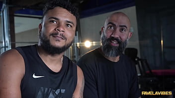 Na casa das proibidas a mila hot puxou o treino e deu gostoso na academia do fv para dois brutos mila hot felipe costa erick frei