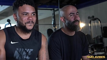 Na casa das proibidas a mila hot puxou o treino e deu gostoso na academia do fv para dois brutos mila hot felipe costa erick frei