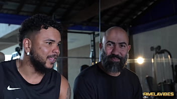 Na casa das proibidas a mila hot puxou o treino e deu gostoso na academia do fv para dois brutos mila hot felipe costa erick frei