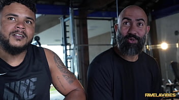 Na casa das proibidas a mila hot puxou o treino e deu gostoso na academia do fv para dois brutos mila hot felipe costa erick frei