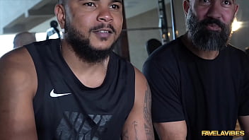 Na casa das proibidas a mila hot puxou o treino e deu gostoso na academia do fv para dois brutos mila hot felipe costa erick frei