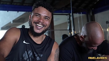 Na casa das proibidas a mila hot puxou o treino e deu gostoso na academia do fv para dois brutos mila hot felipe costa erick frei