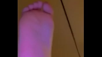 Lightskin girl shows toes and soles