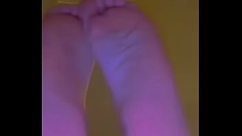Lightskin girl shows toes and soles