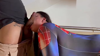 Mulher aranha gosta de chupar piroca ate as bolas