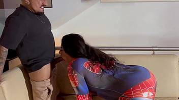 Mulher aranha gosta de chupar piroca ate as bolas