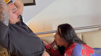 Mulher aranha gosta de chupar piroca ate as bolas