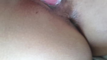 Amateur llega mojada a su habitación y usa el vibrador sin haber cargado lo antes pero necesita metérselo hasta el fondo Amateur llega mojada a su habitación y usa el vibrador sin haber cargado lo antes pero necesita metérselo hasta el fondo