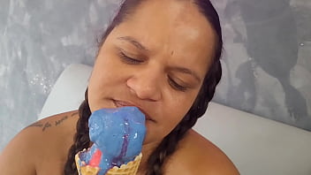 Na sorveteria encontrei um penis gigante de chocolate