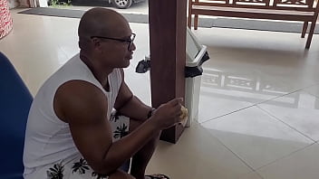 Na sorveteria encontrei um penis gigante de chocolate