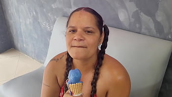 Na sorveteria encontrei um penis gigante de chocolate