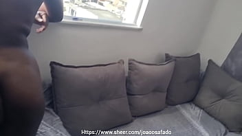 Vizinha olhando a vista da favela pelada no sofá ela sentou ate tirar porra da pica com a buceta joao o safado