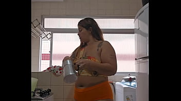 Usando um shorts curto e socado pra mostrar que eu quero vara