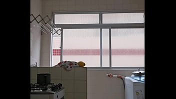 Usando um shorts curto e socado pra mostrar que eu quero vara