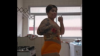 Usando um shorts curto e socado pra mostrar que eu quero vara