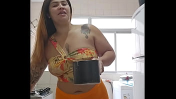 Usando um shorts curto e socado pra mostrar que eu quero vara