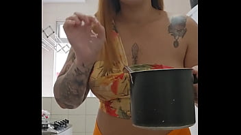 Usando um shorts curto e socado pra mostrar que eu quero vara