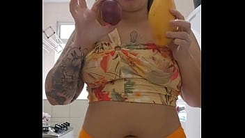 Usando um shorts curto e socado pra mostrar que eu quero vara