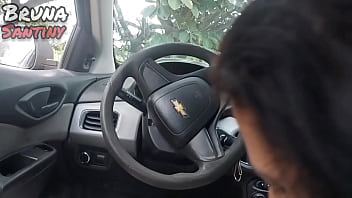 Saímos para comprar pães e acabamos transando dentro do carro em um terreno baldio Saímos para comprar pães e acabamos transando dentro do carro em um terreno baldio