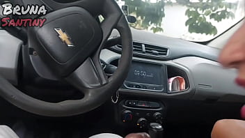 Saímos para comprar pães e acabamos transando dentro do carro em um terreno baldio